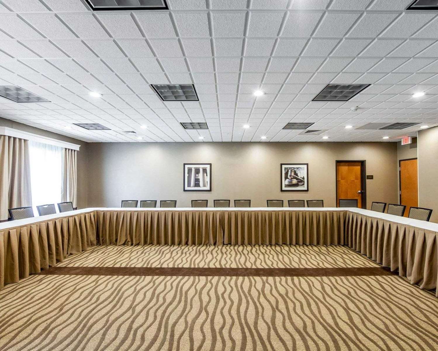 Comfort Suites Marietta Parkersburg 16/49