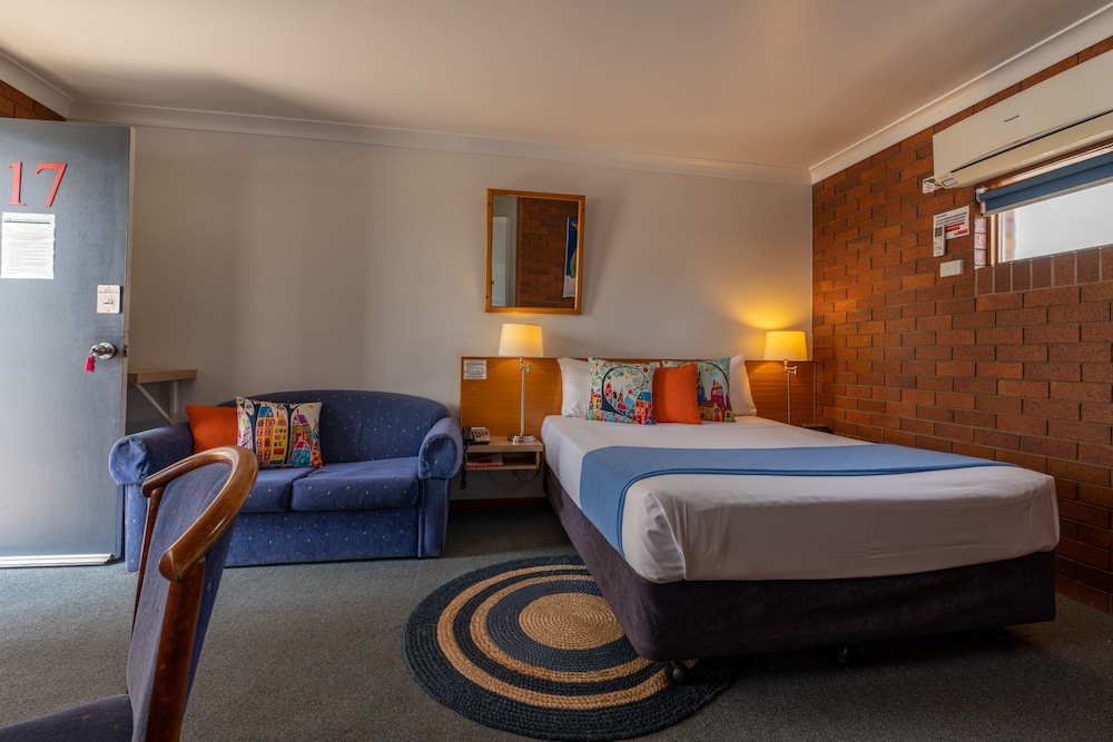 Country Pathfinder Motor Inn 10/47