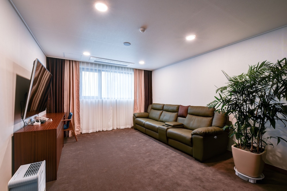 Sea & Moon Tourist Hotel 42/51