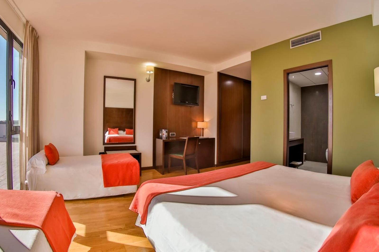 Room, Double Bed, Two Extra Beds، Hospedium Valles de Gredos Golf 3/6