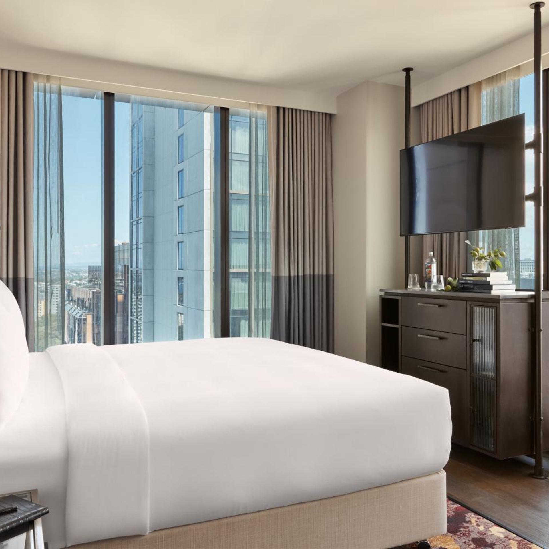 Sky, Standard, King Bed, Tower View, Corner