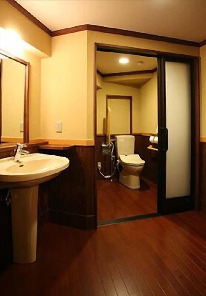Japanese Western, Twin Beds, 2 Futon Beds, Mountain View, Outdoor Bath, East Wing، Fuji Lake Hotel 7/7
