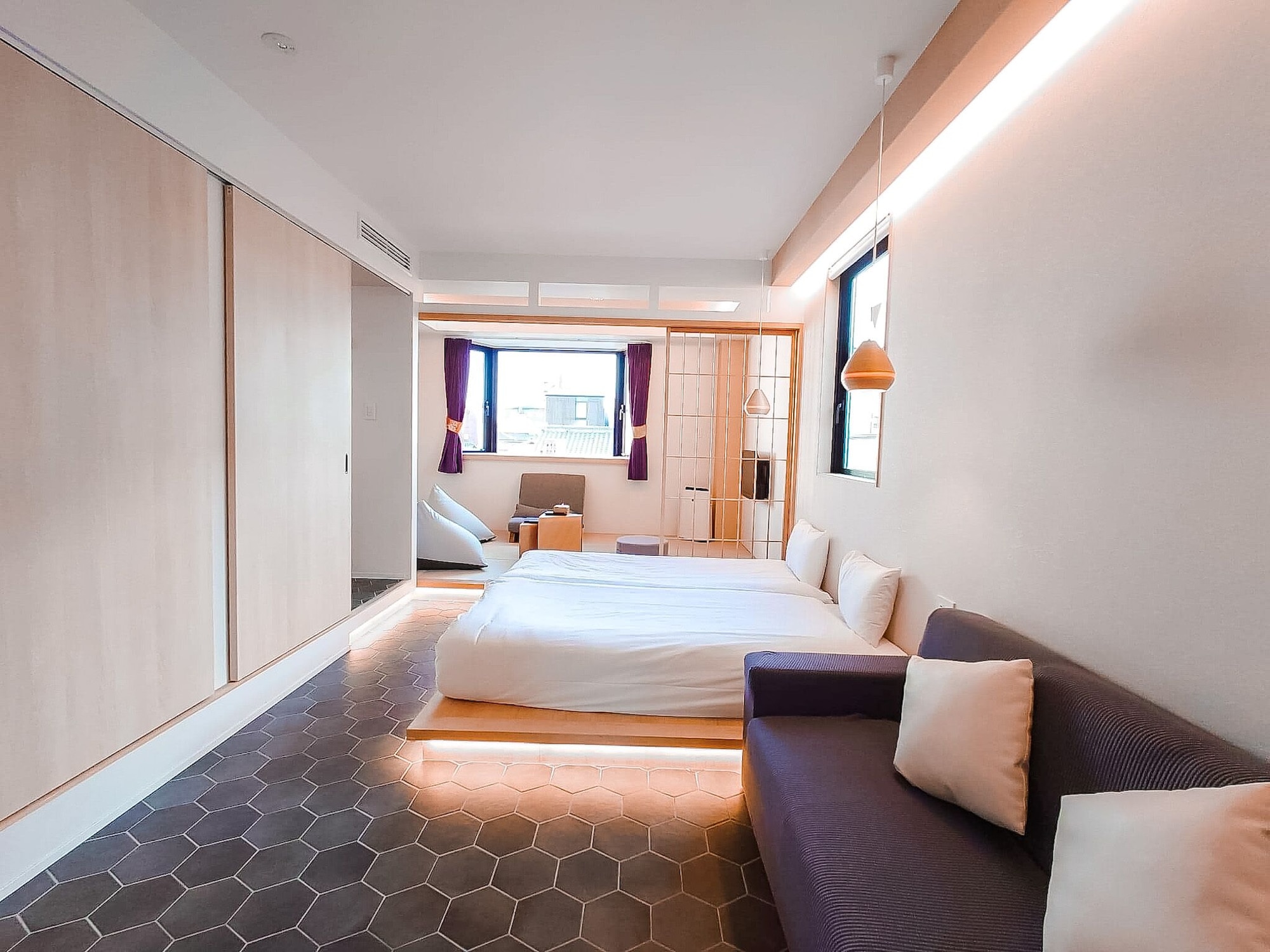 FAMILY, DOUBLE OR TWIN BED, BATHTUB