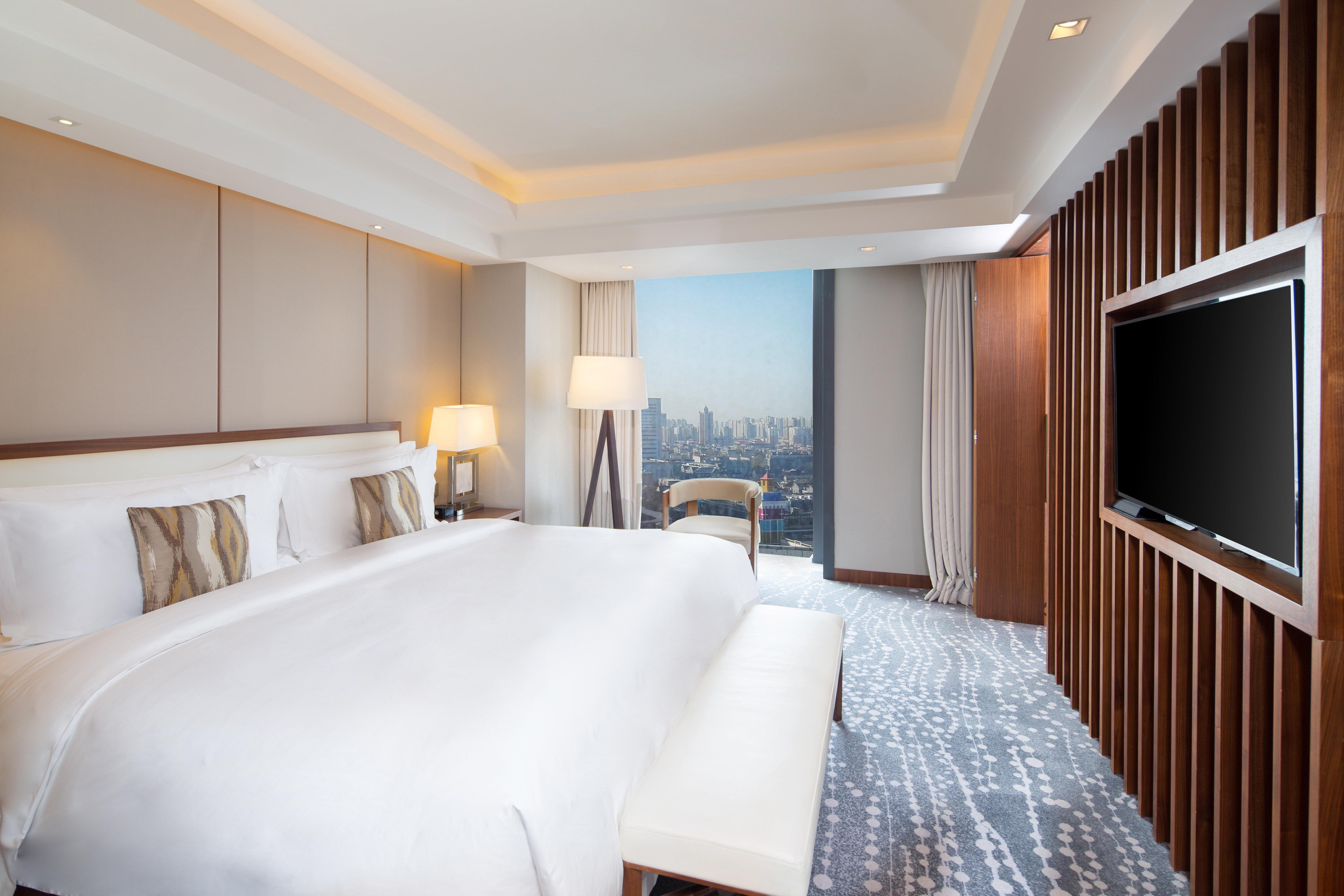 1 Bedroom, Suite, Dining Area, Club Lounge Access
