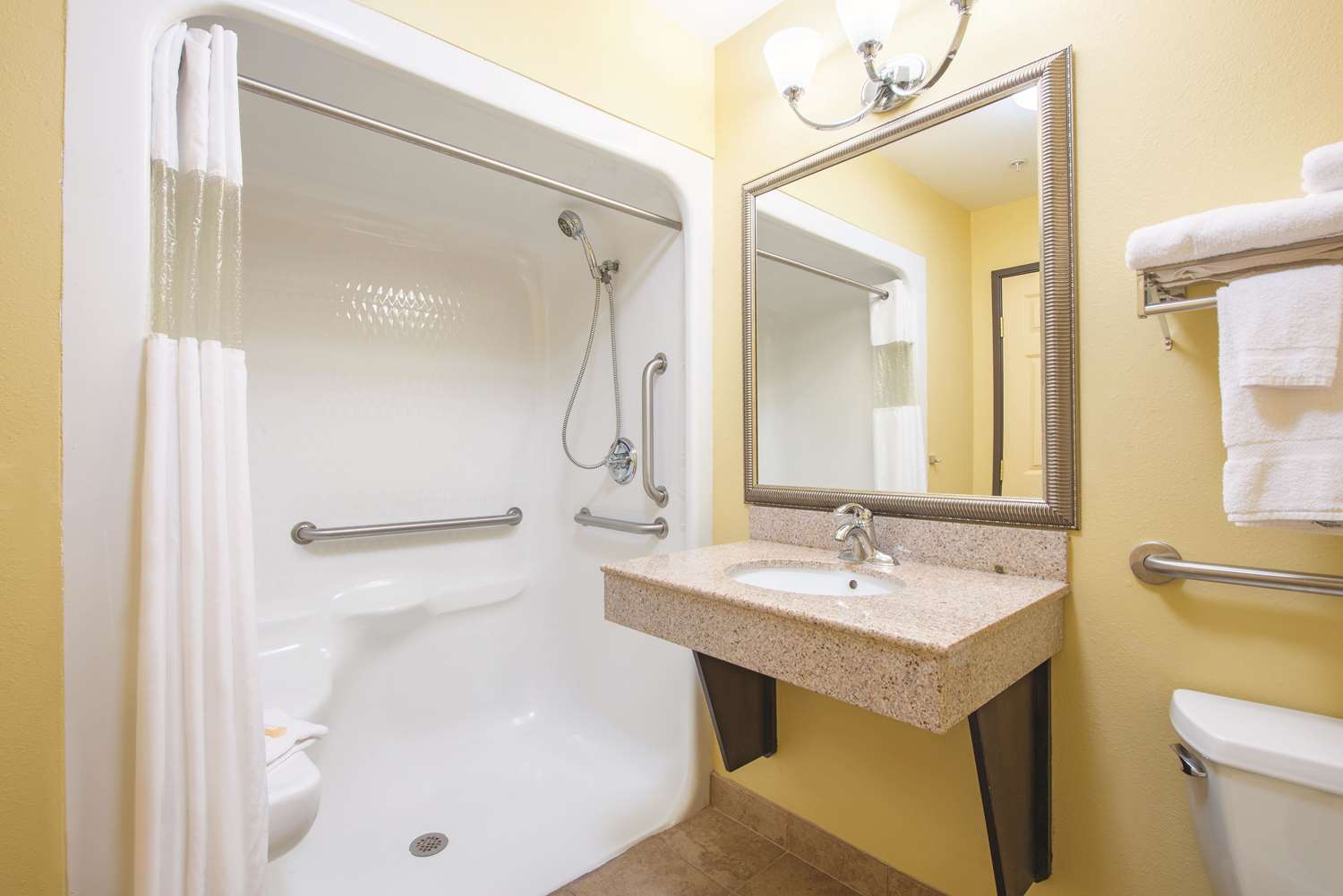 La Quinta Inn & Suites by Wyndham Tulsa Airpt / Expo Square 32/35