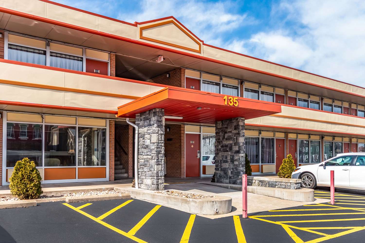 Econo Lodge Zanesville, OH 1/8