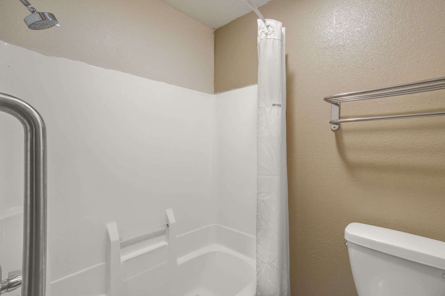 Days Inn by Wyndham Le Roy/Bloomington Southeast 8/8