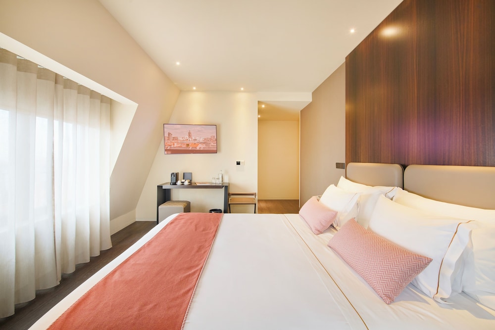 PREMIUM, DOUBLE BED, CITY VIEW