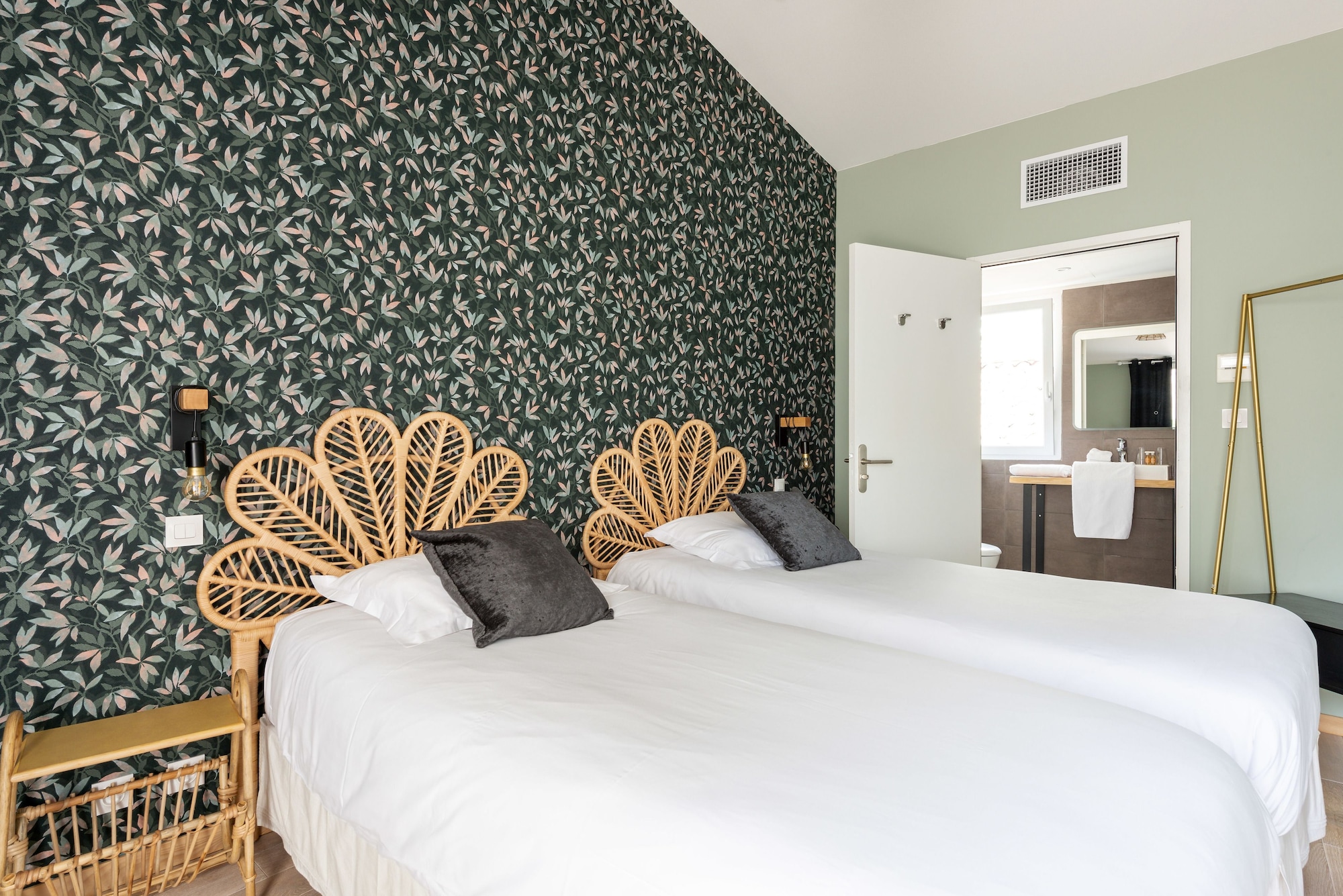 ROOM, TWIN BEDS