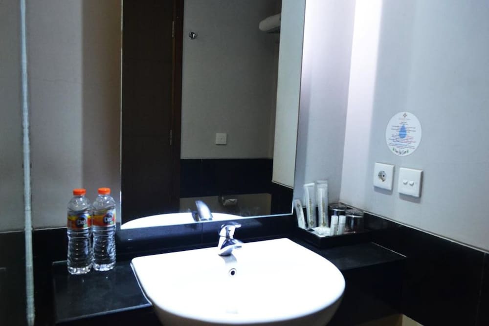 Grand Cakra Hotel 8/52