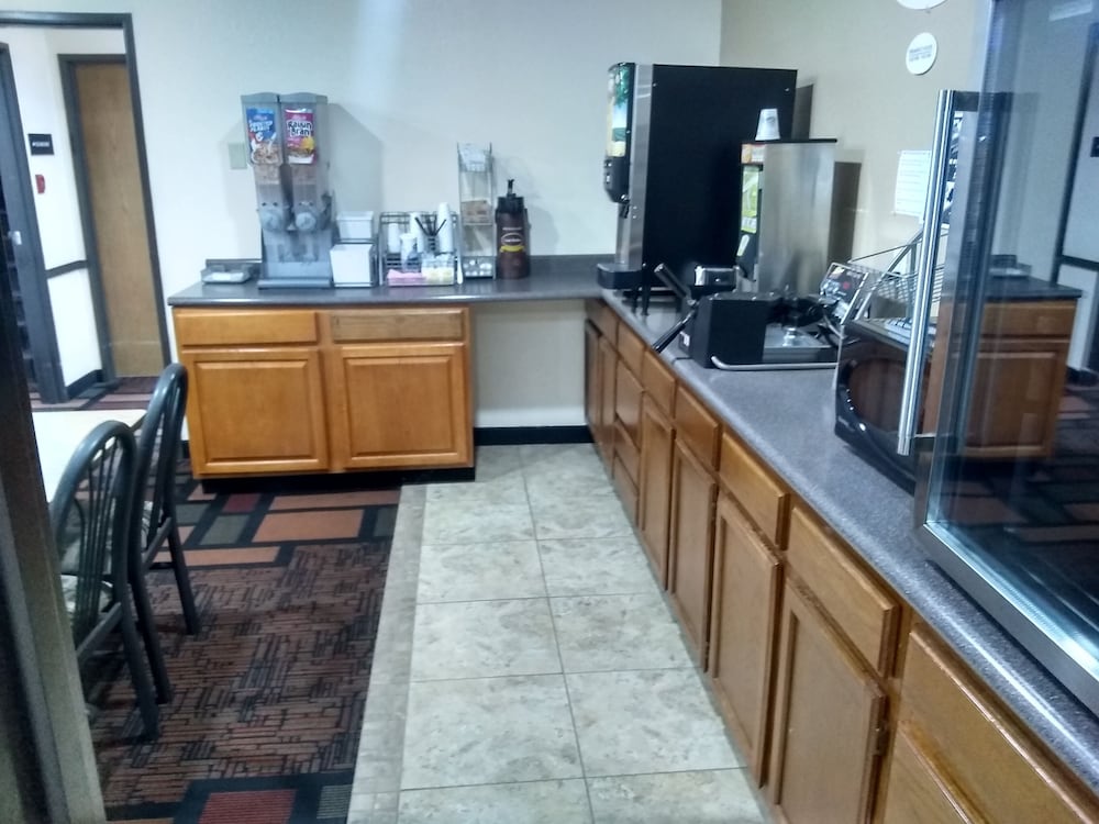 Super 8 By Wyndham Boonville 15/20