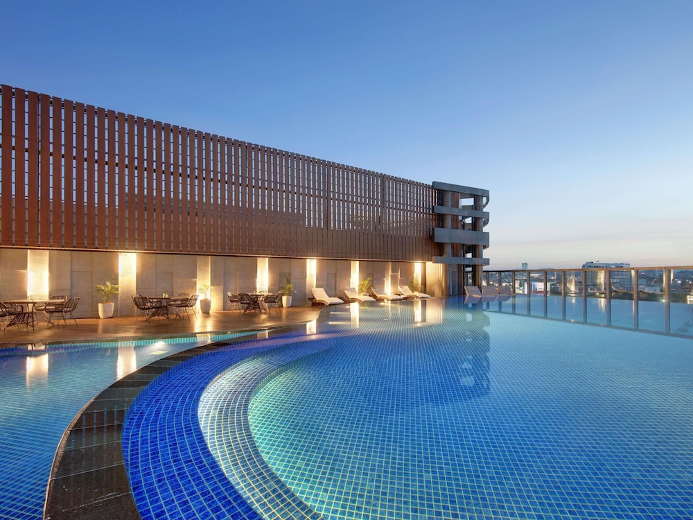 Grand Mercure Batam Centre 54/57