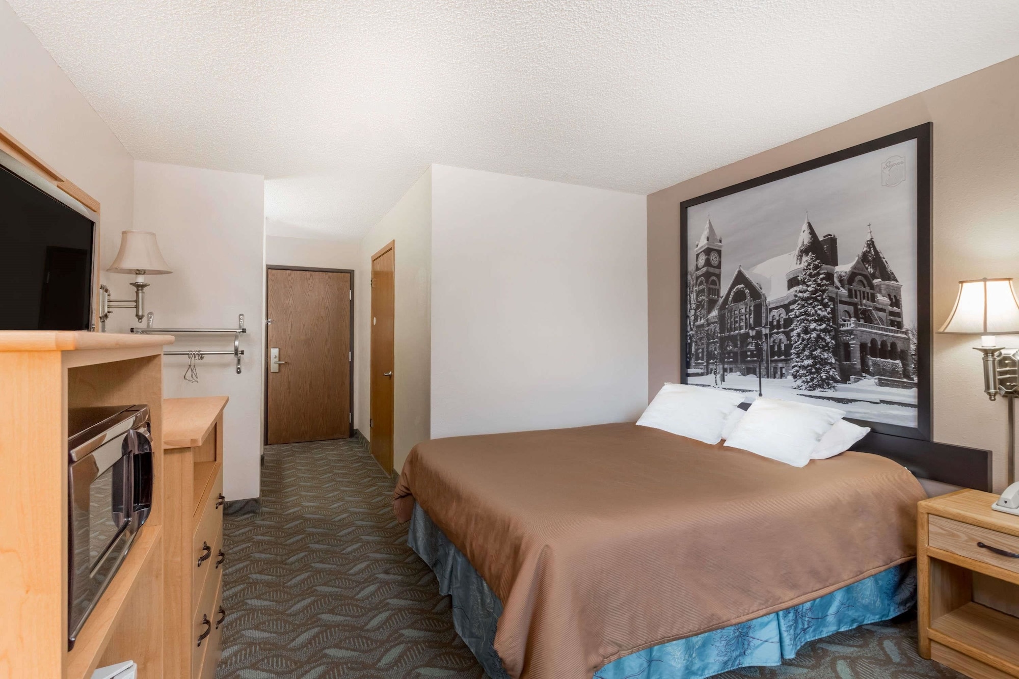 جناح بسرير كينج بحوض جاكوزي، Super 8 by Wyndham Monroe WI 5/7