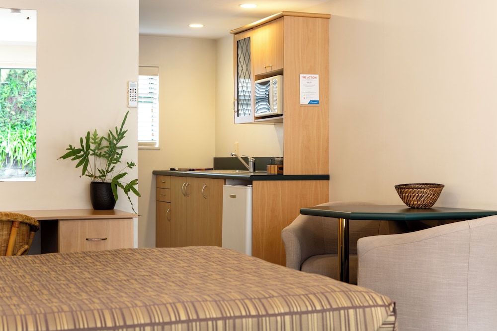 Greenlane Manor Motel 51/57