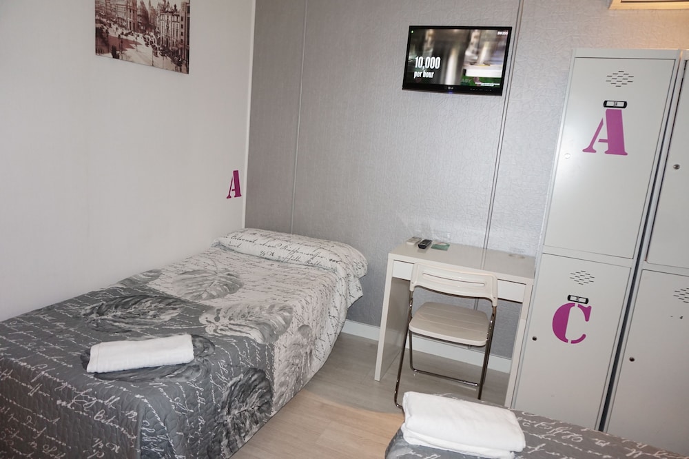 Far Home Hostel 6/71