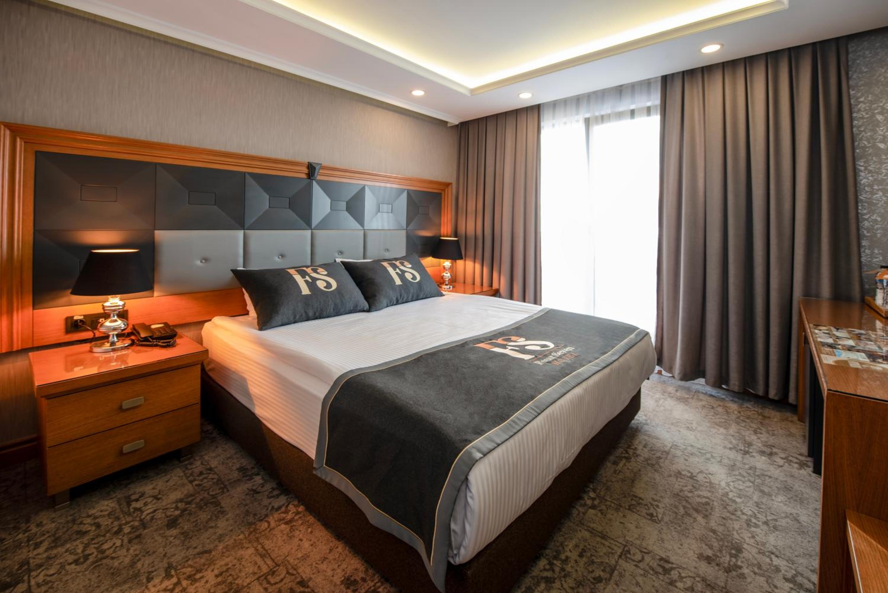 Standard, Queen Bed