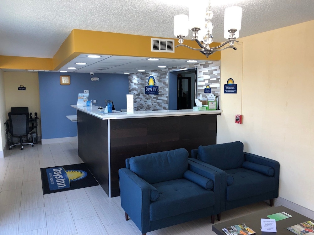 Days Inn By Wyndham King 3/8
