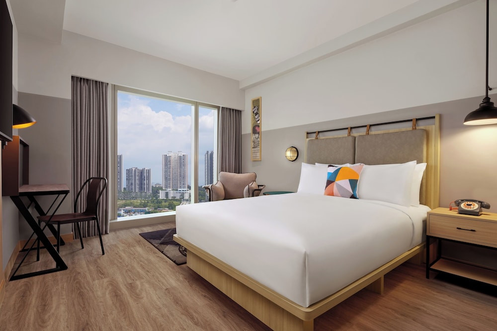 Moxy, Queen Bed