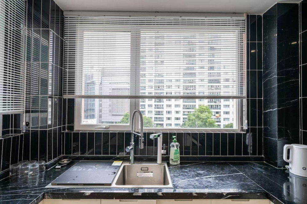 Senior, Apartment, 2 Queen Beds، Book and Bed-People's Square 10/10