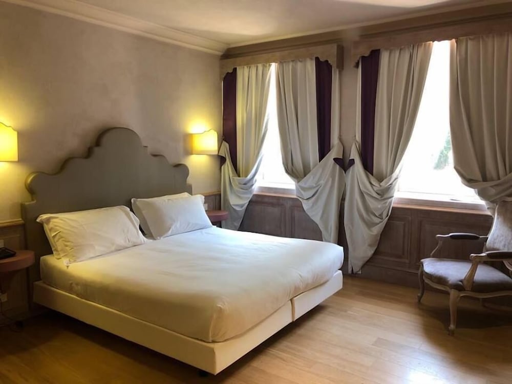 DELUXE, DOUBLE OR TWIN BED, PARK VIEW