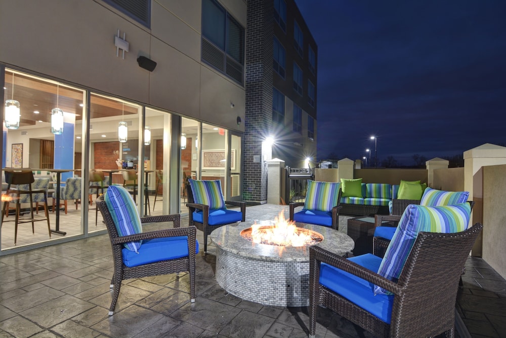 Holiday Inn Express And Suites Greenville Taylors 34/50