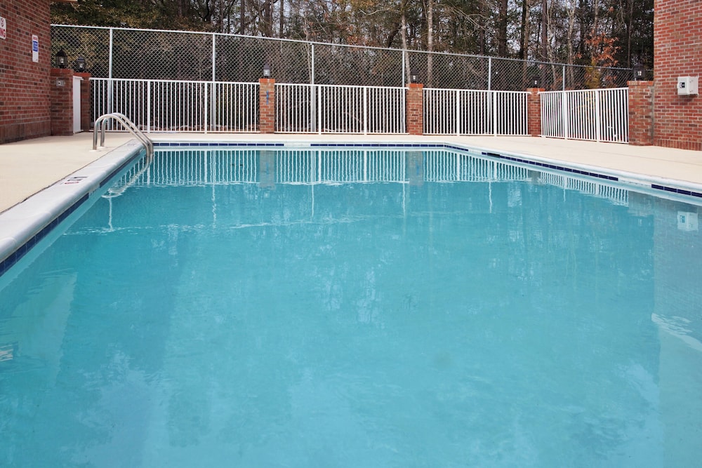Holiday Inn Express & Suites Hope Mills Fayetteville Airport 26/37