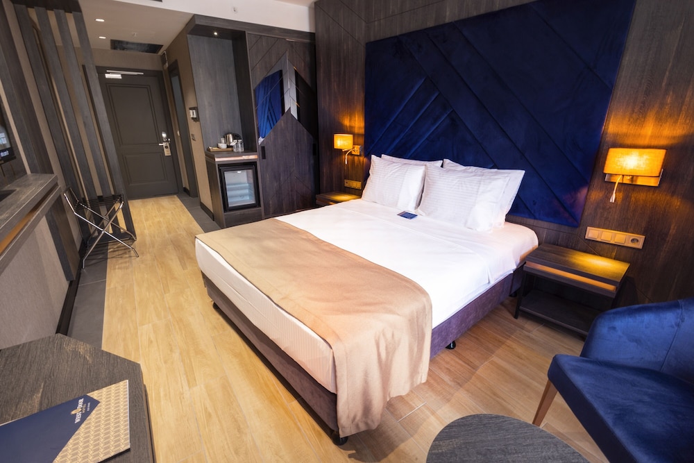 Westdoor Hotel 11/50