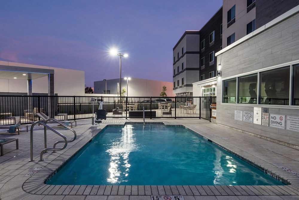 Fairfield Inn & Suites by Marriott Anaheim Los Alamitos 43/46