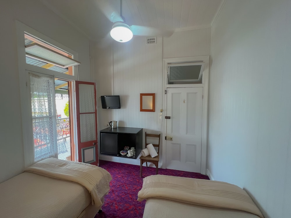 Ulmarra Hotel 29/38