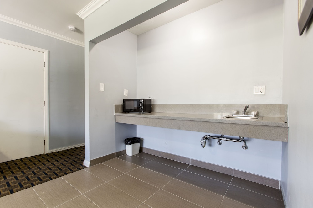 Hollywood Palms Inns & Suites 55/56