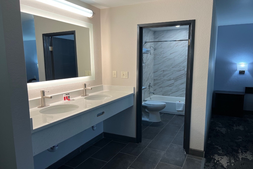 Super 8 by Wyndham Columbus IN 26/33