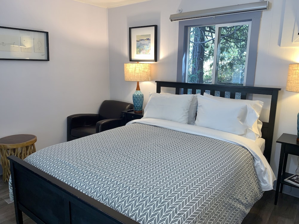 The Pines Motel and Cottages 24/73