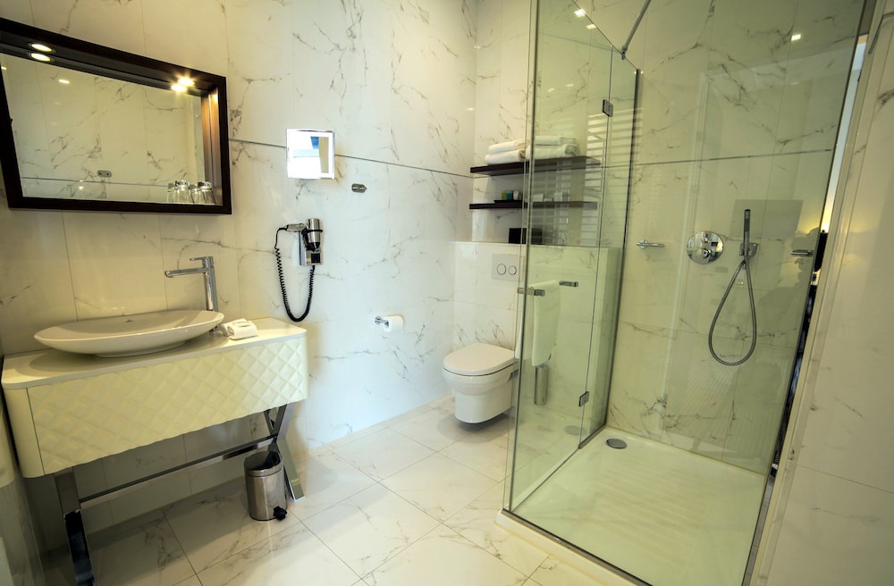 Semi Basement, Quadruple, Queen and Twin Beds, Partial View، Notting Hill 3/4