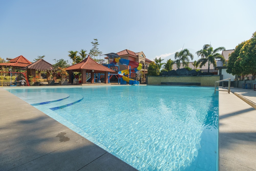 RedDoorz Resort Premium @ Sangkan Hurip Kuningan 45/49