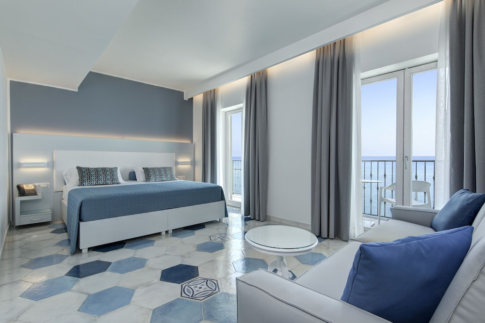 Lloyd's Baia Hotel 23/64