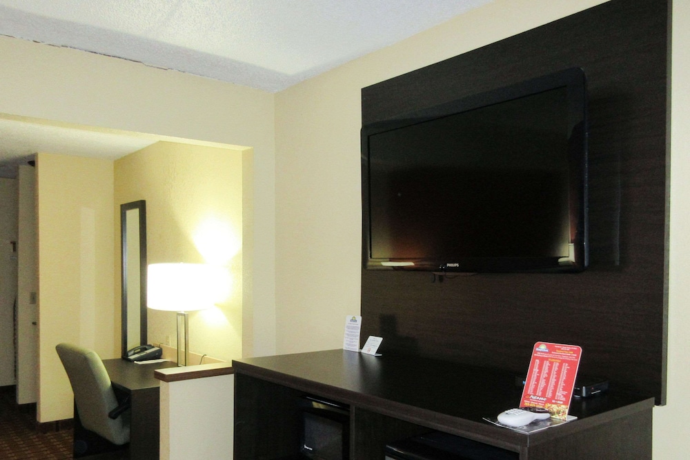 Quality Inn & Suites Benton Harbor - St. Joseph 20/24