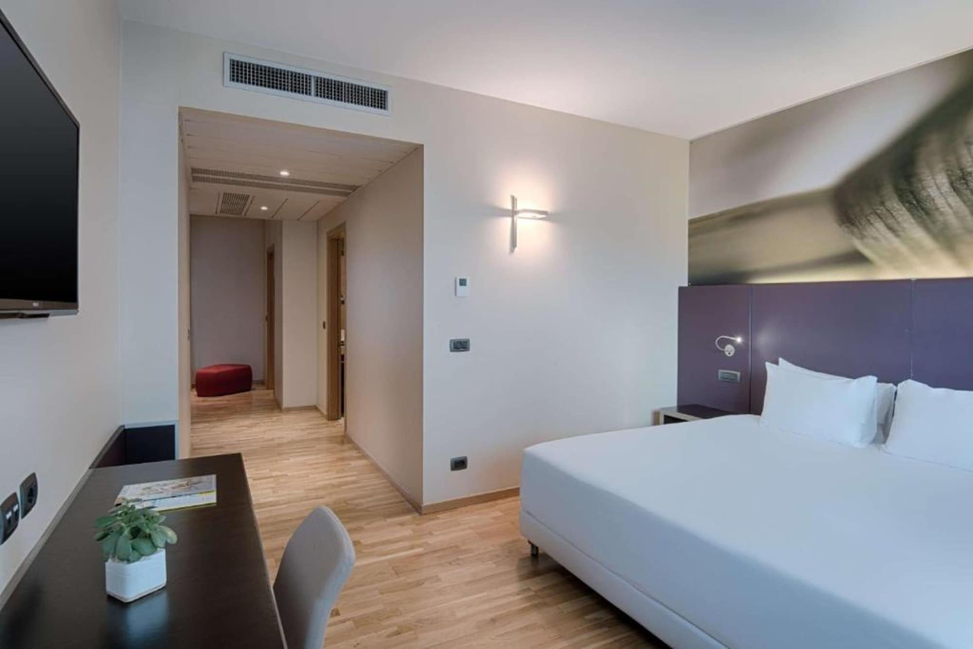 SUITE, KING BED, SOFA