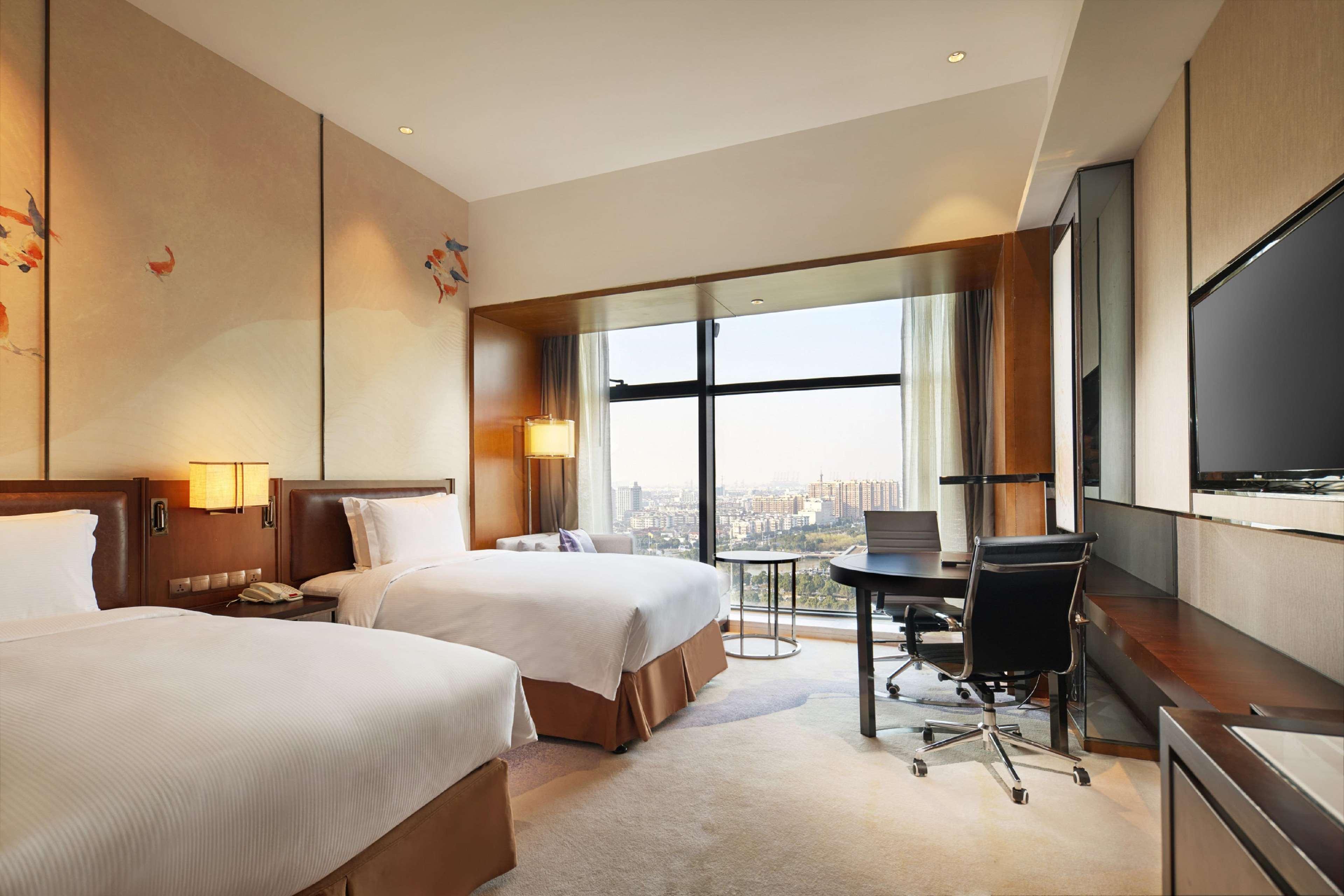EXECUTIVE, TWIN BEDS, LOUNGE ACCESS