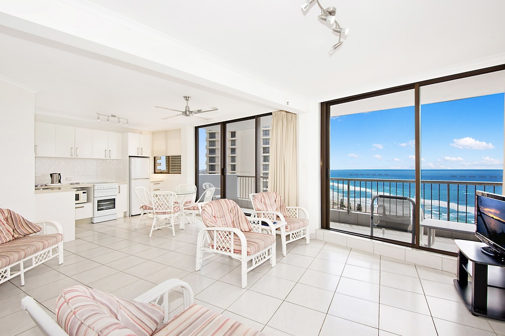 Surfers International Apartments 18/35