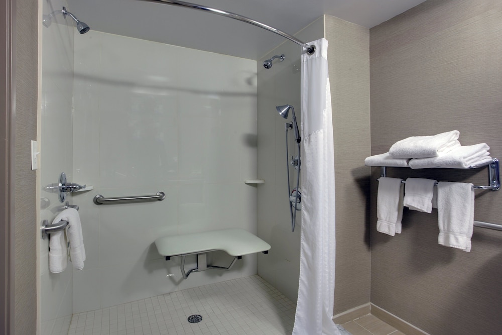 Holiday Inn Express Hotel Suites Meadowlands Area 70/72