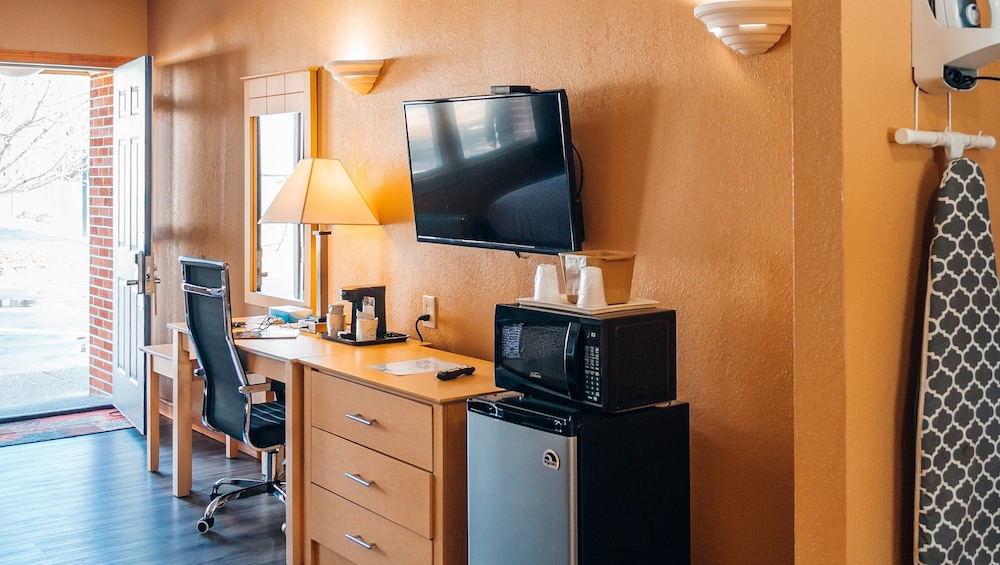 QUIET CORNER INN 33/53