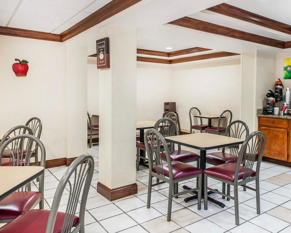 Quality Inn South Indianapolis, IN 32/35