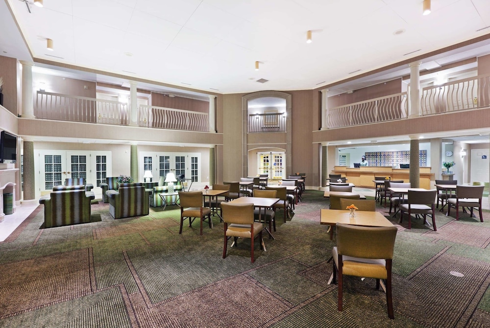 La Quinta Inn & Suites by Wyndham Houston Bush IAH South 31/46