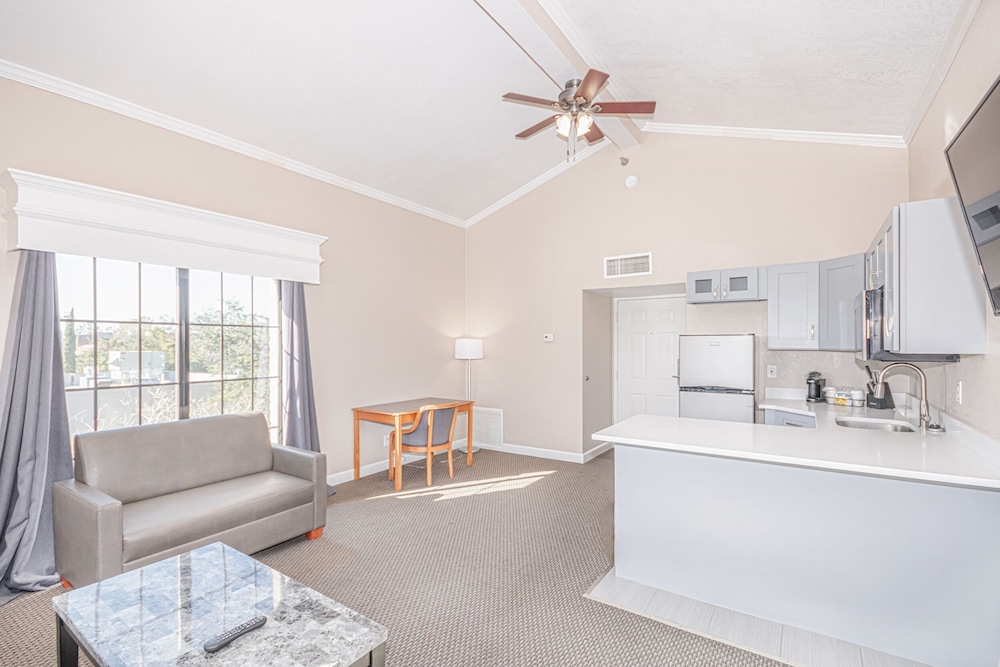 Casa Bella Inn & Suites 43/55
