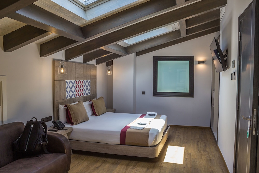 DELUXE, DOUBLE BED, HOT TUB