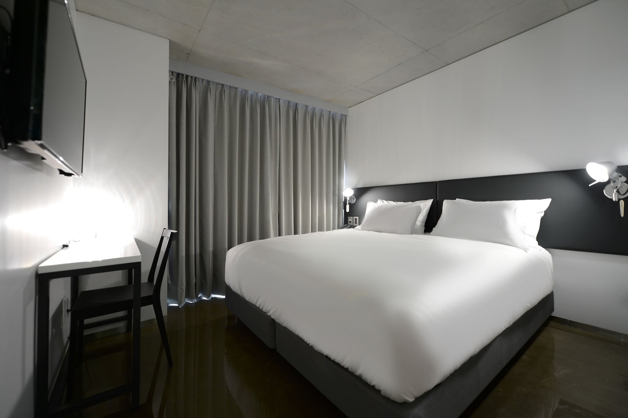 ROOM, DOUBLE BED