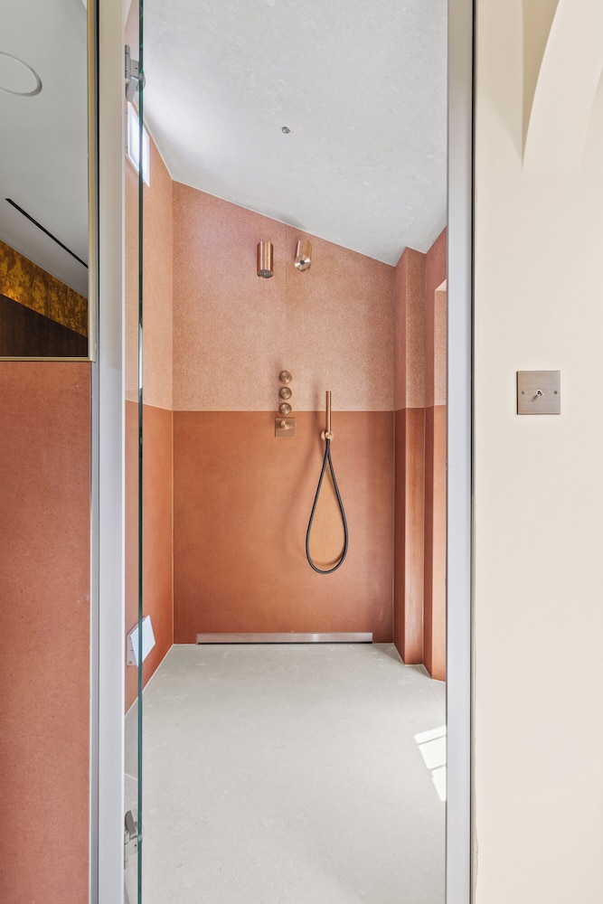 Modern Waikiki Hotel 32/50