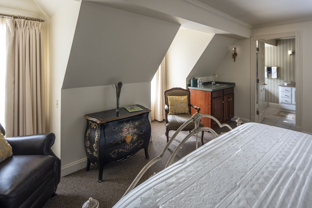Clay, King Bed