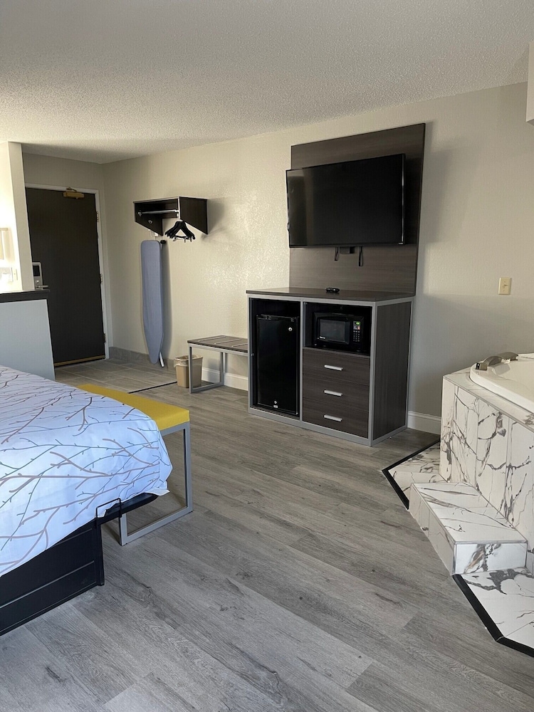 HomeTown Inn and Suites Belle Plaine 13/65