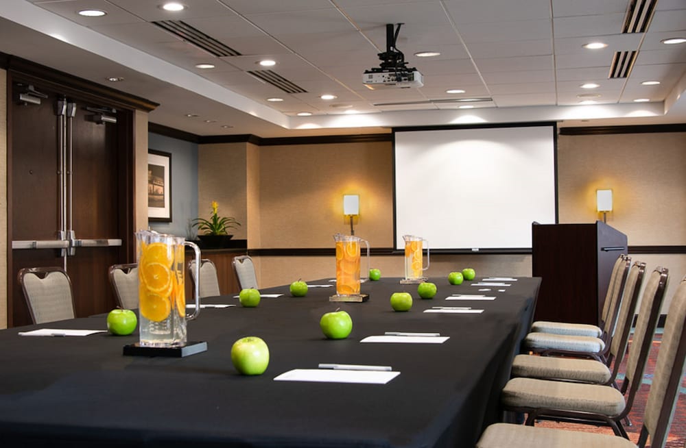 Hilton Garden Inn Bethesda Downtown 34/76